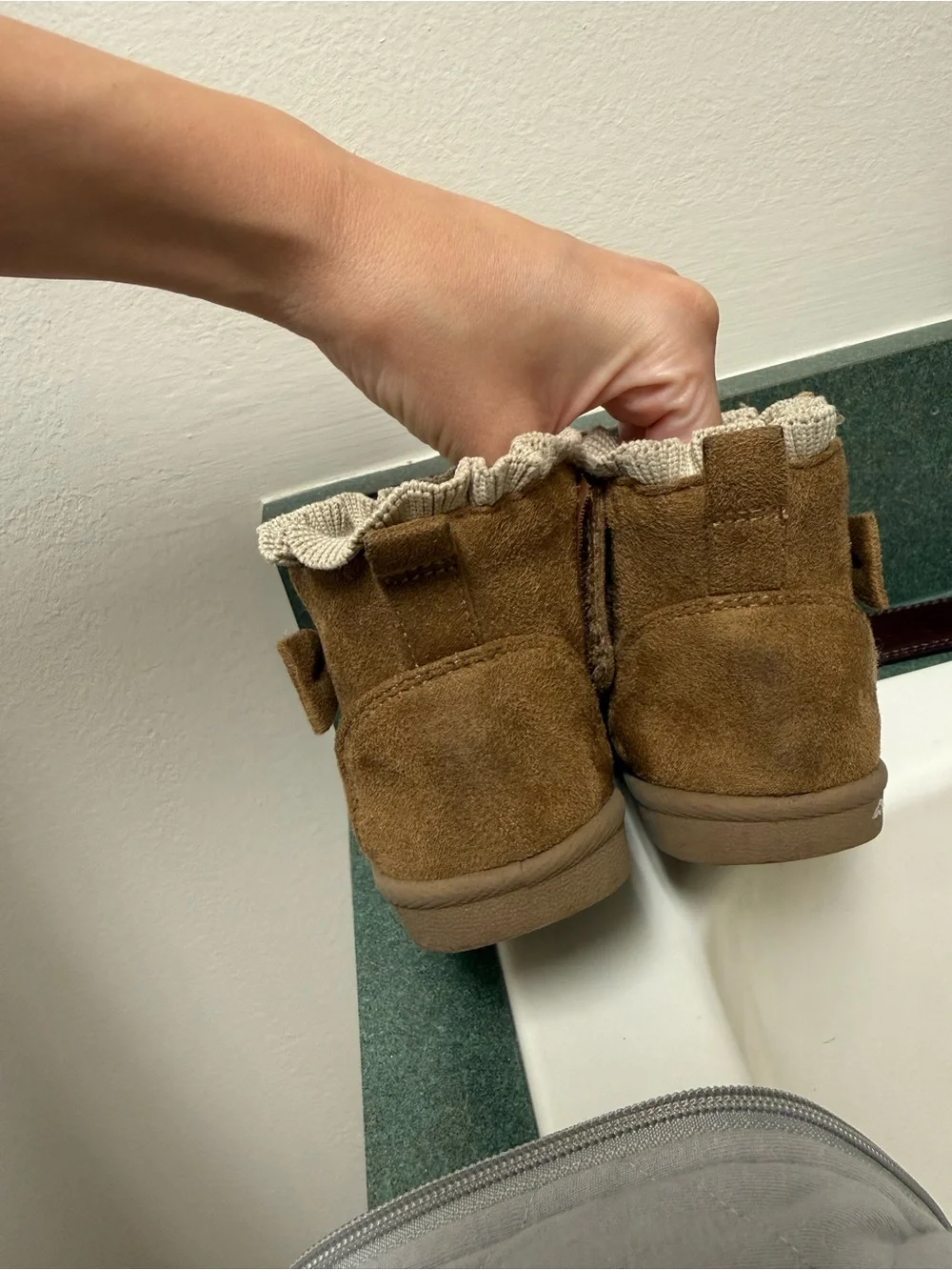 Size 6 toddler brown fur lined boots